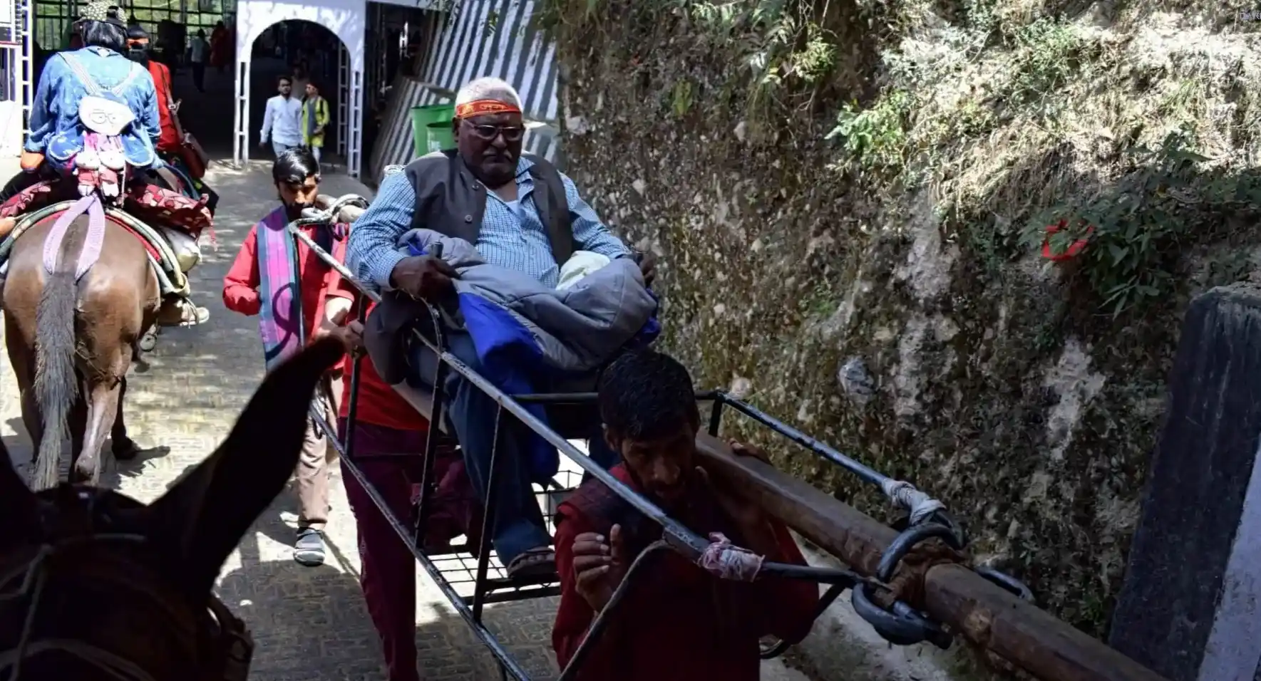 Pony, Pithoo and Palki services on the Vaishno Devi Yatra trail